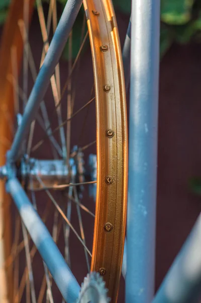 Старий Ремонт Спортивного Велосипеда Гумового Помаранчевого Колеса Фарбування Встановлення Деталей — стокове фото