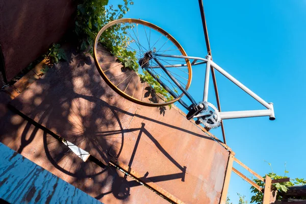 Lastik Turuncu Tekerlek Boyası Parçaların Montajı Olmadan Eski Spor Bisiklet — Stok fotoğraf