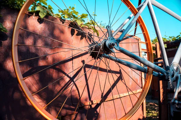 Reparação Bicicletas Esportivas Antigas Sem Pintura Roda Laranja Borracha Instalação — Fotografia de Stock