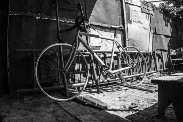 Старый Спортивный Ремонт Велосипеда Резинового Черно Белого Фото — стоковое фото