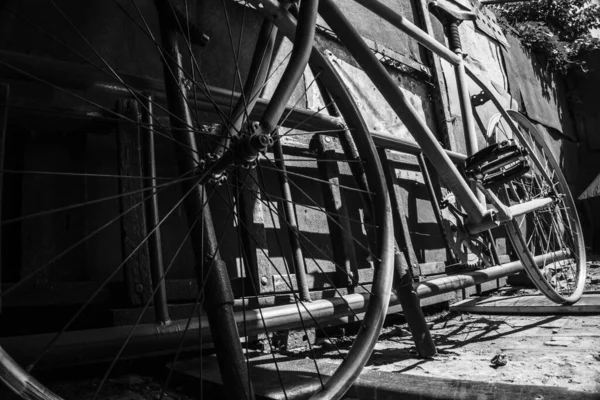 Lastik Siyah Beyaz Fotoğraf Olmadan Eski Spor Bisiklet Tamiri — Stok fotoğraf