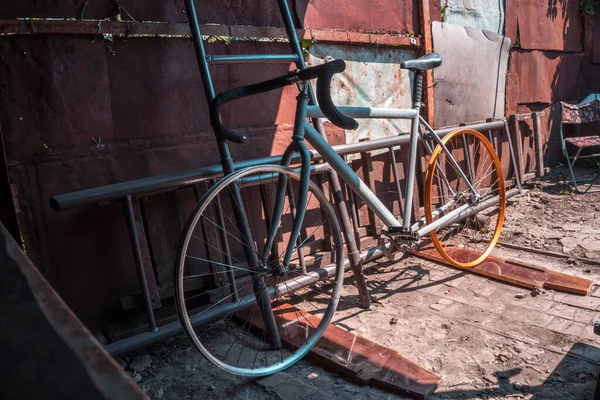 Lastik Turuncu Tekerlek Boyası Parçaların Montajı Olmadan Eski Spor Bisiklet — Stok fotoğraf