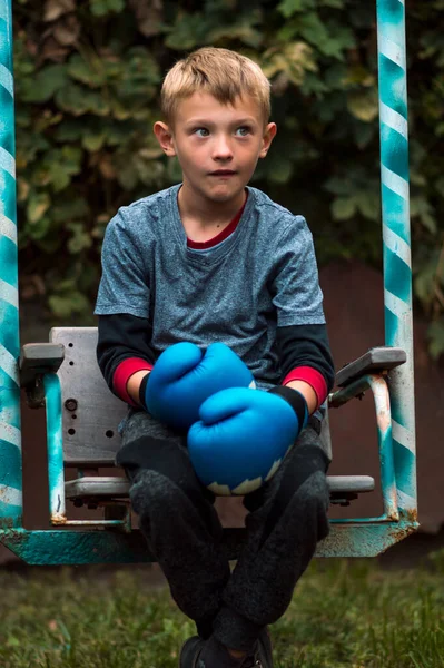 Boy Rests Training Blue Gloves Yard — Stockfoto