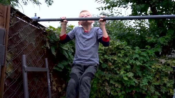 Хлопчик Займається Спортом Горизонтальному Барі Дворі — стокове відео