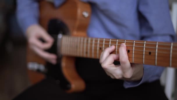 Музыкант играет на электрогитаре, онлайн курсы — стоковое видео