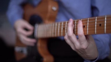 Gençler için gitar, elektrikli telecaster kullanan genç bir adam, müzik dükkanı.