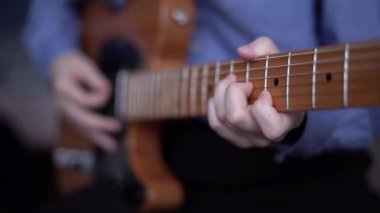 Rock gitarı öğrencisi elektronik telecaster oynuyor, online kurslar.