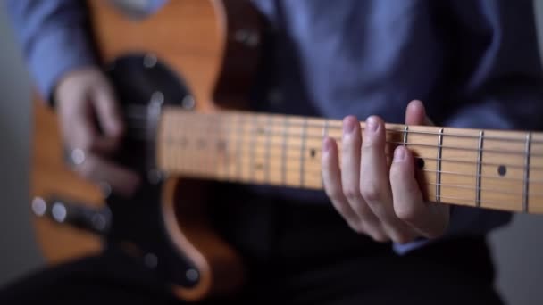 Guitarrista componiendo un solo para instrumento eléctrico, curso de composición — Vídeo de stock