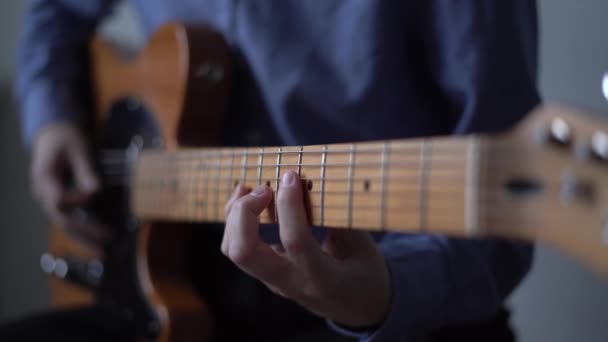Producteur de chambre à coucher jouant en solo sur guitare électrique, cours en ligne — Video