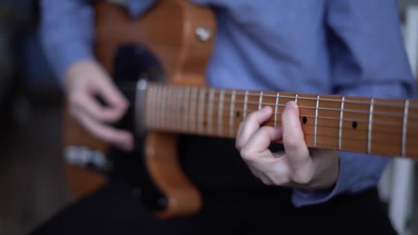 Zenehallgató gitározik otthon, online tanfolyamok — Stock videók