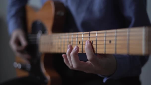 Tangan di fretboard bermain solo pada gitar listrik, tentu saja produser — Stok Video