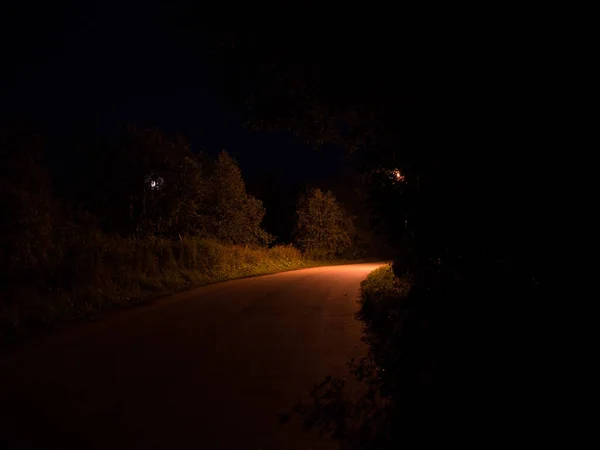 Scary road in dark night going nowhere. Copy space — Stock Photo, Image
