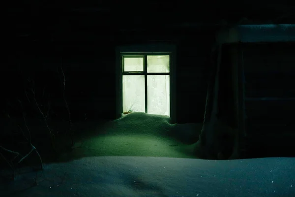 Yeşil ışıklı pencere, açık havada kar