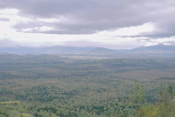 Campagne avec collines et montagnes, vue panoramique avec nuages — Photo