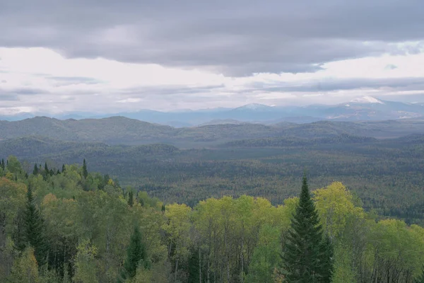 Güzel tepeler ve dağlar, bulutlu gökyüzü ile panoramik manzara