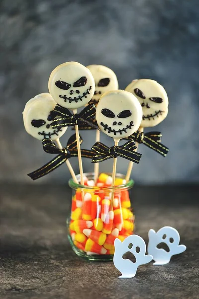 Gâteau Halloween Fait Maison Pops Squelettes Avec Chocolat Blanc Bonbons — Photo
