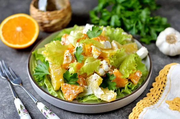 Salată Dovleac Copt Portocaliu Brânză Feta Salată Verde Ulei Măsline — Fotografie, imagine de stoc