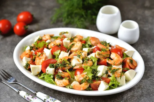 Ensalada Con Gambas Mozzarella Tomates Cherry Lechuga Aceite Oliva Zumo — Foto de Stock