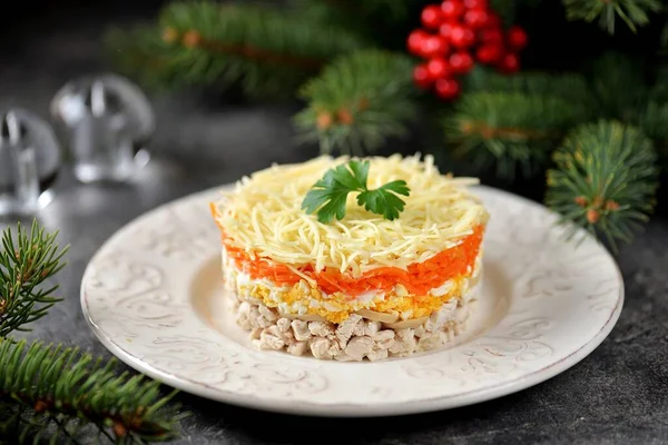 Hähnchenbrustsalat Mit Eingelegten Pilzen Karotten Käse Und Mayonnaise — Stockfoto