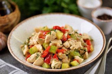 Kabak, biber, domates, soğan ve sarımsaklı tavuk filetosu..