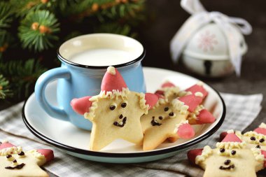 Beyaz ve siyah çikolatalı ev yapımı noel baba yıldızları.