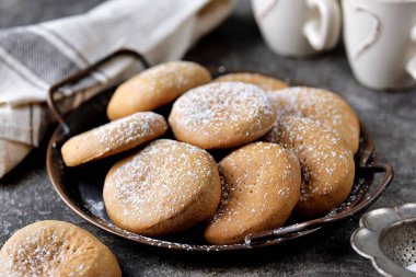 Ev yapımı zencefilli ekmek, kakao ve pudra şekerli..