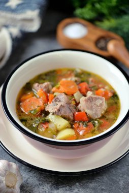 Sığır etli, patatesli, domatesli ve dolmalık biberli çorba..