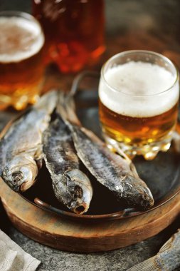 Ev yapımı kurutulmuş tuzlu balık ve bira..