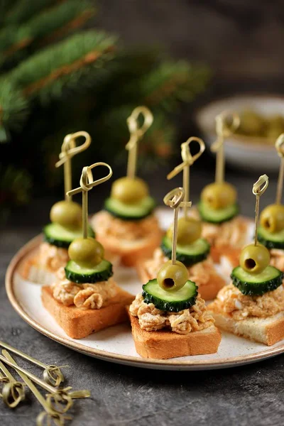 Canapés Con Pasta Hígado Bacalao Huevo Cocido Pepino Aceitunas —  Fotos de Stock