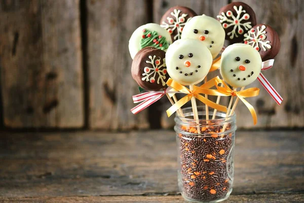메이드 크리스마스 케이크는 흰자와 초콜릿에서 눈송이의 형태로 나온다 — 스톡 사진