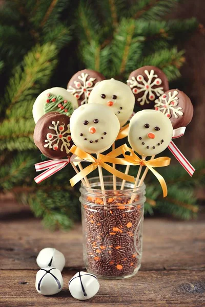 메이드 크리스마스 케이크는 흰자와 초콜릿에서 눈송이의 형태로 나온다 — 스톡 사진