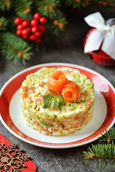 Ensalada Festiva Con Gambas Salmón Salado Aguacate Pepino Huevos Mayonesa — Foto de Stock