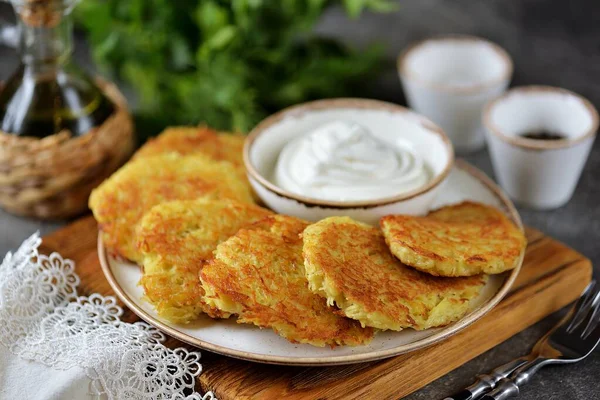 Panqueques Patata Con Crema Agria Fritos Una Sartén Aceite Oliva — Foto de Stock