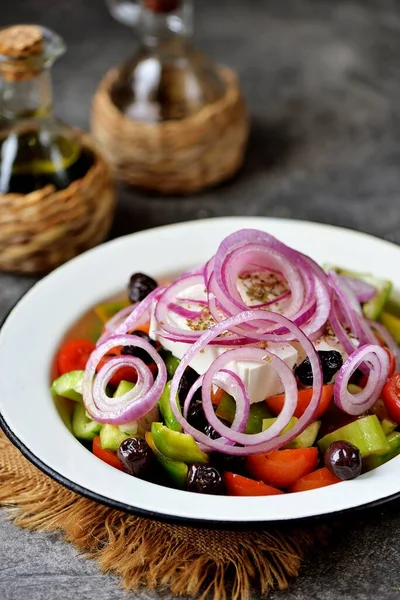 Salada Grega Clássica Tomates Pepinos Pimentão Verde Cebola Vermelha Com — Fotografia de Stock