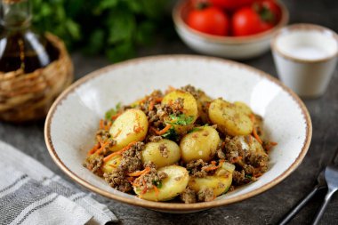 Kızarmış patates, soğan, havuç, sarımsak ve kızarmış tavuk ciğeri..