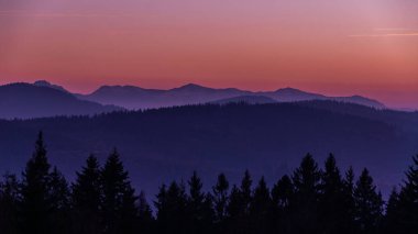 Yazın günbatımında dağ zirveleri, Beskids, Polonya