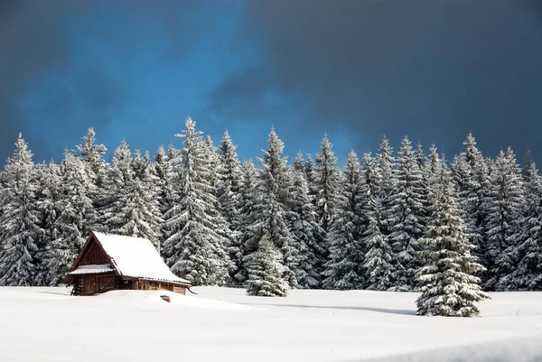 Una Casa Madera Paisaje Invierno Claro Montaña Beskids Polonia — Foto de Stock