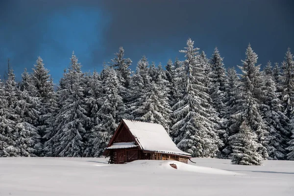 Una Casa Madera Paisaje Invierno Claro Montaña Beskids Polonia — Foto de Stock