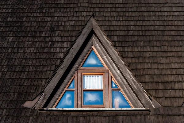 带玻璃的三角形木制天窗 — 图库照片