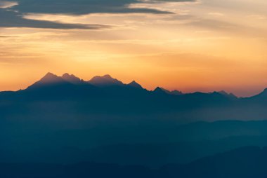 Batan turuncu güneş, Tatra Dağları, Polonya 'daki karanlık dağ zirveleri