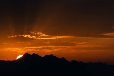 Batan turuncu güneş, Tatra Dağları, Polonya 'daki karanlık dağ zirveleri