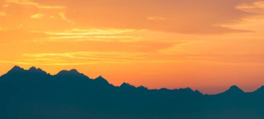 Batan turuncu güneş, Tatra Dağları, Polonya 'daki karanlık dağ zirveleri