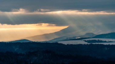 Batan güneşin ışığında dağ tepeleri Beskids, Polonya