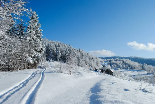 Paisaje Montañoso Invernal Día Soleado Con Cielo Azul Beskids Polonia — Foto de Stock