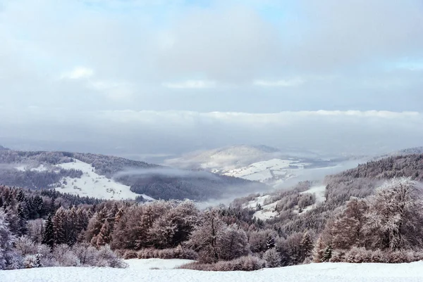 Vista Clareira Montanha Para Colinas Cobertas Neve Florestas Beskids Polônia — Fotografia de Stock