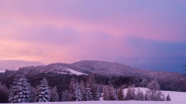 Nascer Sol Rosa Uma Paisagem Montanha Inverno Beskids Polônia — Fotografia de Stock