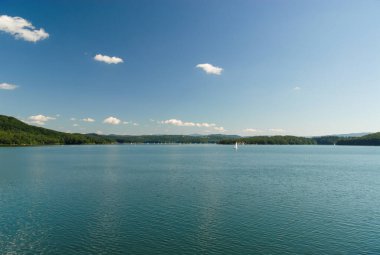 Güneşli bir günde göl manzarası, Bieszczady Dağları, Polonya