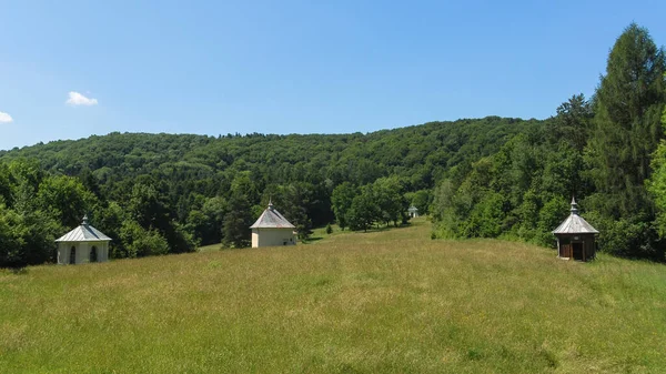 Una Capilla Rodeada Campos Bosques Soleado Día Verano Kalwaria Paclawska — Foto de Stock