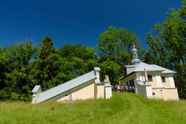 Güneşli bir yaz gününde, Polonya 'nın Kalwaria Paclawska kentinde tarlalar ve ormanlarla çevrili bir şapel.