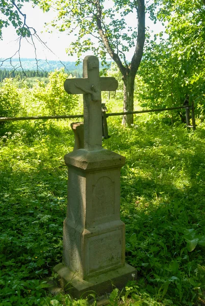 Een Stenen Kruis Tussen Velden Bossen Een Zonnige Dag Bieszczady — Stockfoto